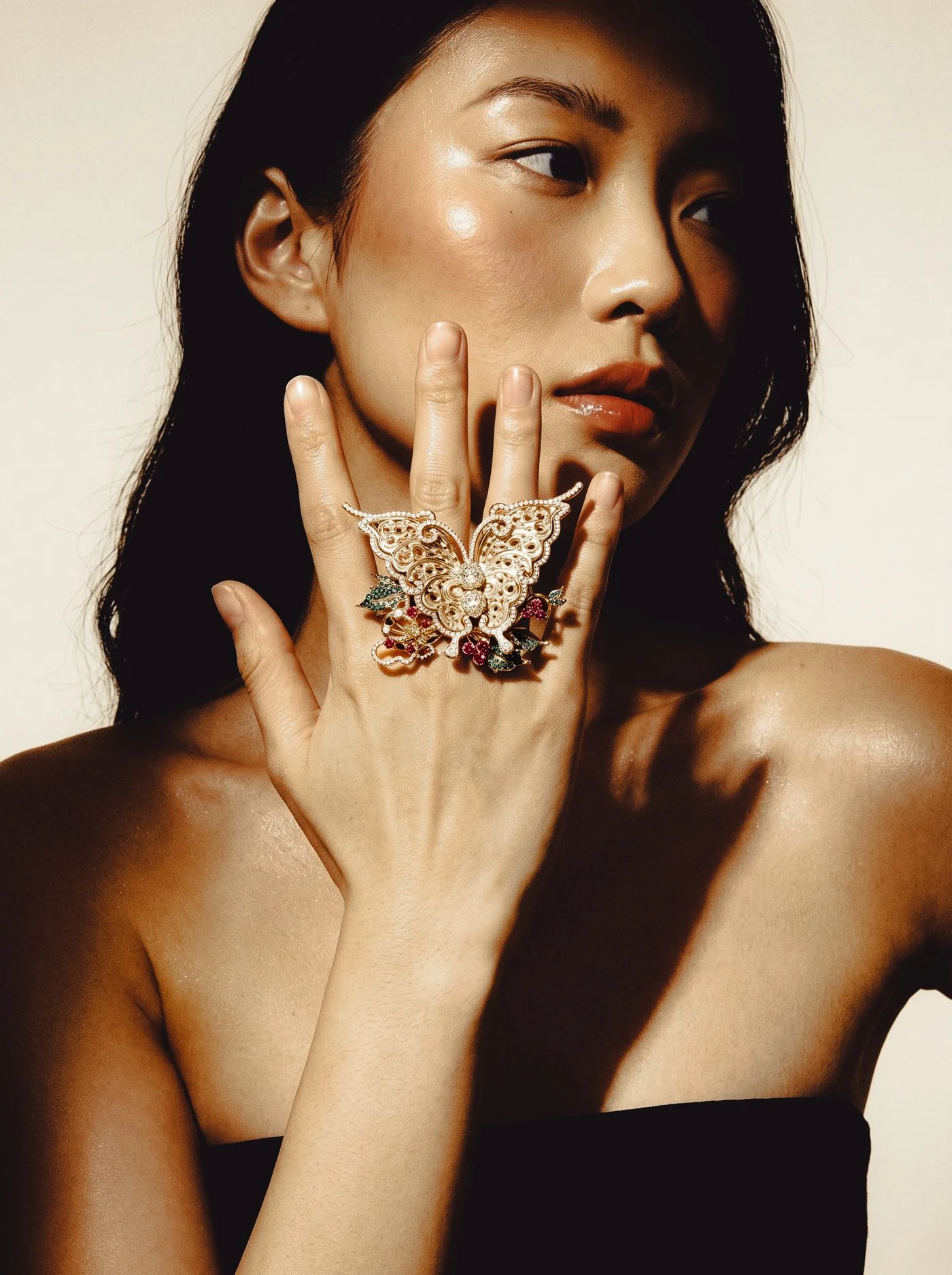 Papillon Ring, No. 001, worn on the hand