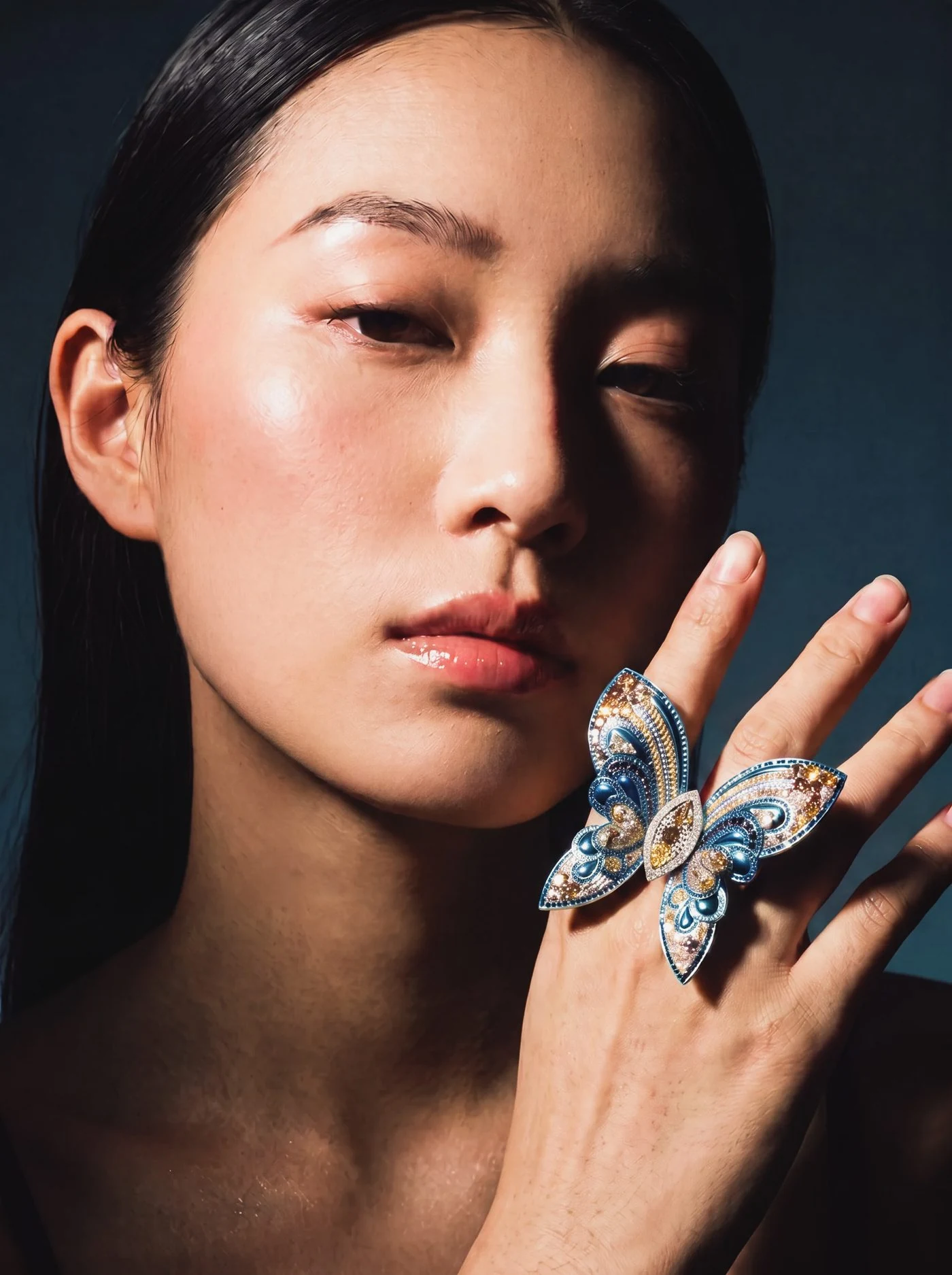Papillon Bleu Ring, No. 002, worn on the hand