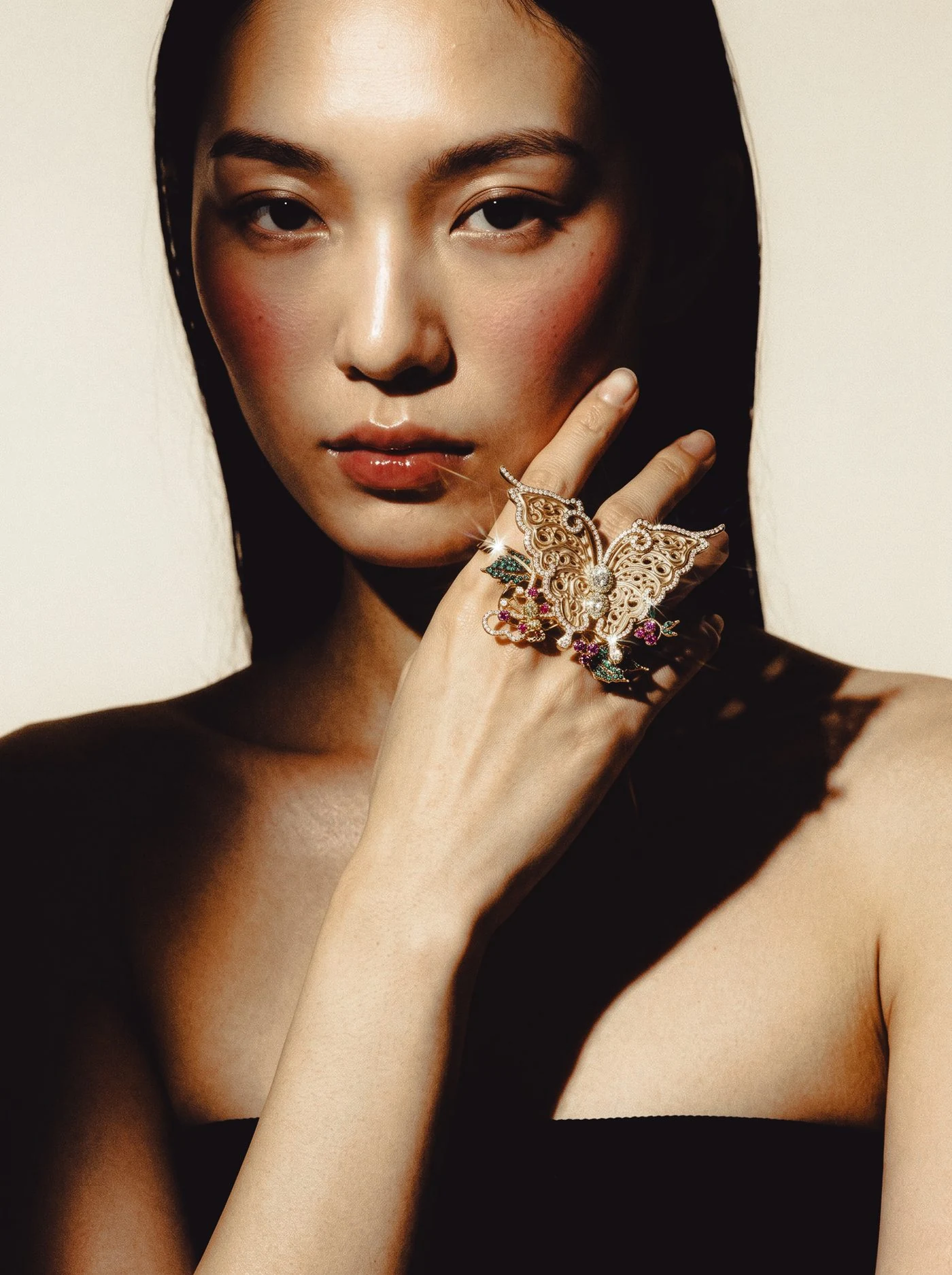 Papillon Ring, No. 001, worn on the hand